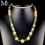 Nephriet jade en calciet – parels van aardse licht. -