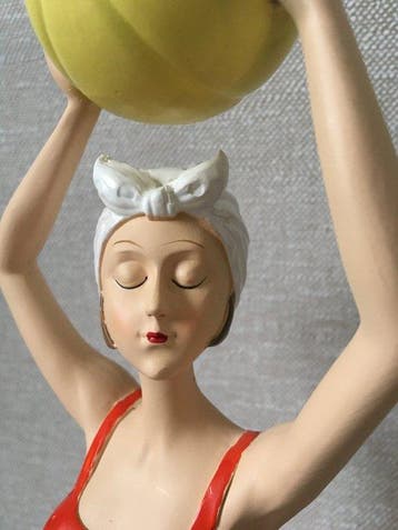 Beeldje - BAD DAME MET STRANDBAL - Hars, Antiek en Kunst