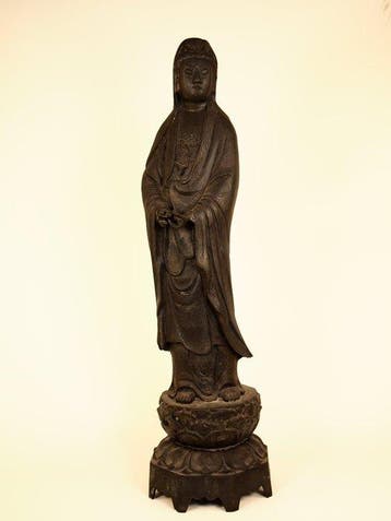 Kannon Bodhisattva holding a water bottle called a Jobyo, Antiquités & Art
