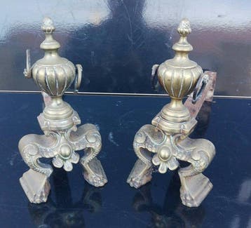 Paire de chenets en bronze à décor de pots à feu époque