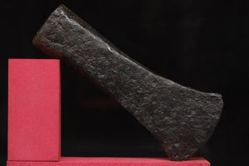 Keltisch (La Téne) - Grote ijzeren bijl met sokkel - 16.1 cm