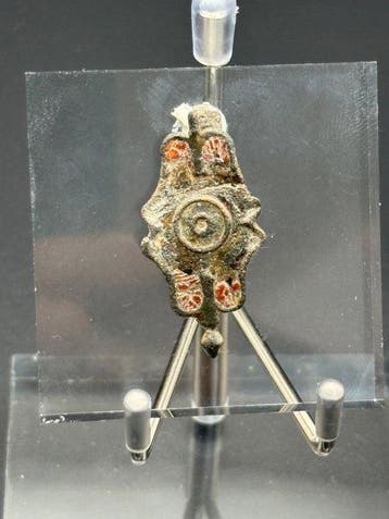 Oud-Romeins, Keizerrijk Brons Fibula met rode emaille en