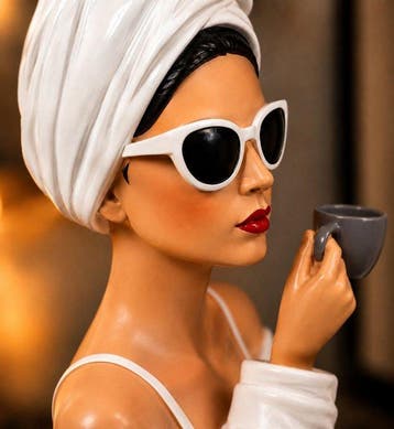 Buste, Iconisch Glamour Lady Beeld met Espresso Kopje –