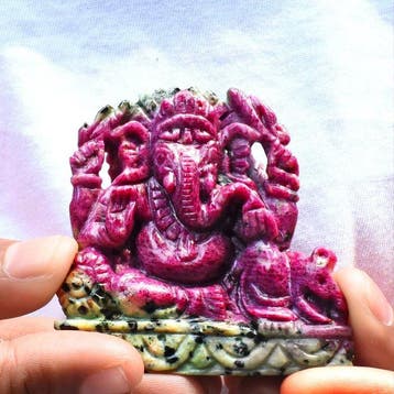 Beeld, Exclusive Genuine Ruby in Zoisite Crystal Carved