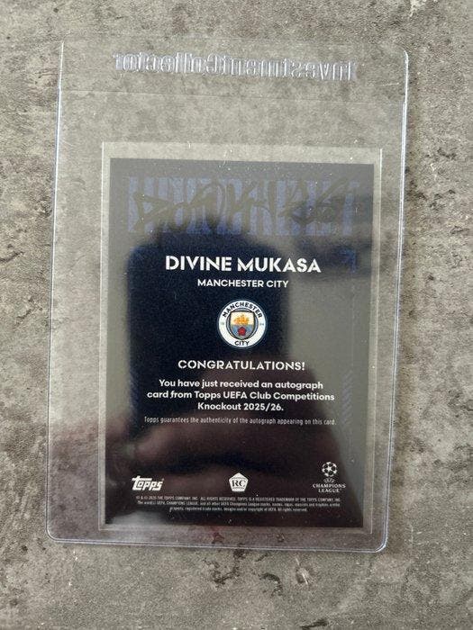 2025/26 Topps Knockout UCL Divine Mukasa Gesigneerde kaart,, Verzamelen, Stickers