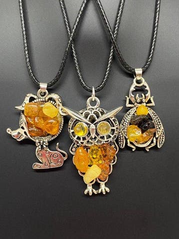 Chien, hibou et scarabée - 3 pendentifs en ambre baltique