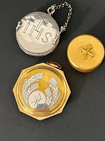 Drie hostie-dozen en liturgische pyxiden. (3) - Zilver,