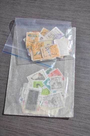 Wereld - Flinke doos vol met o.a. zakken, enveloppen,, Postzegels en Munten, Gestempeld