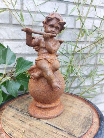 Statue, angel op sphere musical instrument whistle - 20 cm -