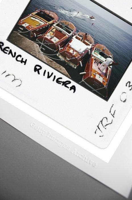 Slim Aarons (1916–2006) - Hotel Du Cap Eden Roc Riva Boats, Antiquités & Art, Art | Objets design