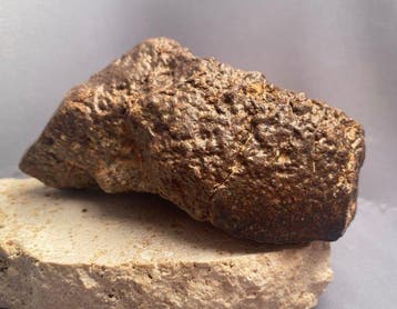 Georiënteerde meteoriet met regmaglypten. Chondrite, Verzamelen, Mineralen en Fossielen