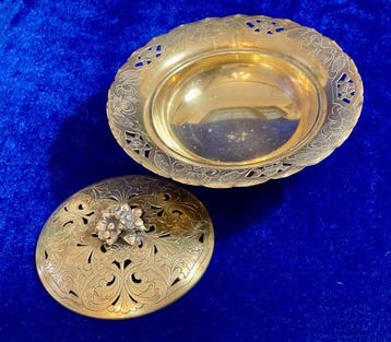 Plat - Plaqué(e) argent - Bonbon en relief/ repoussé, Antiquités & Art