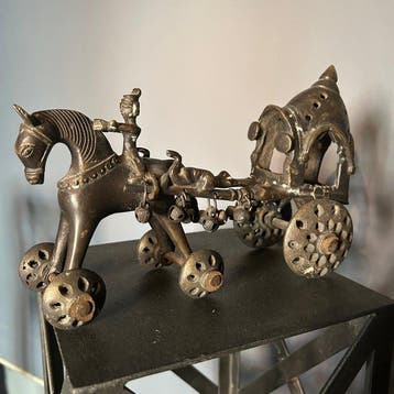 Temple speelgoedstrijdwagen getrokken door paard met ruiter