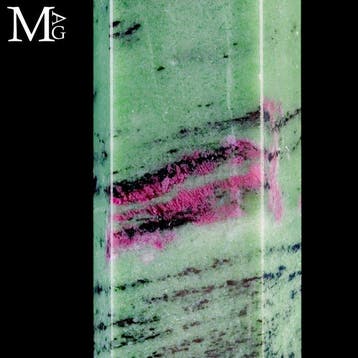 Groene zoïsite-obelisk met rijke magenta