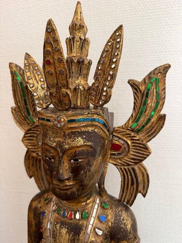 Große antike Jambupati-Buddha-Statue im königlichen