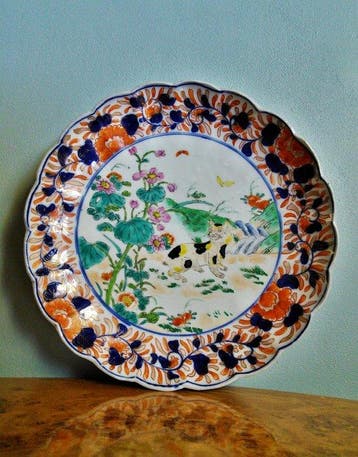 Assiette - Zeldzaam geëmailleerd reliëfdecor van een kat en, Antiquités & Art