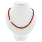 Antiek bloedkoraal kralencollier met gouden sierslot, Gebruikt, Overige kleuren, Ophalen of Verzenden, Met edelsteen