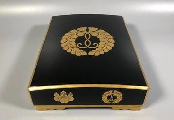 Boîte - Boîte japonaise en laque avec maki-e doré - Bois