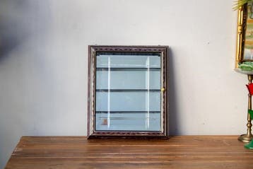 Vitrine - Marmerachtig, met gouden decoraties, drie planken,