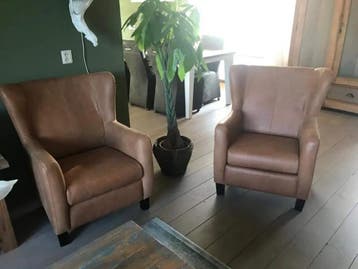 Set van 2 bruine leren oorfauteuils met houten poten -, Huis en Inrichting, Ophalen of Verzenden, Nieuw
