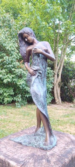 Sculpture, vrouwelijk beeld staande dame - 45 cm - Bronze