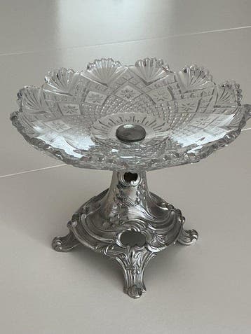 Elegant Art Deco tafelcenter met facetstijl versieringen en