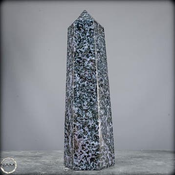 Natuurlijke Merlinit-obelisk – Zeldzame, mystiek aandoende