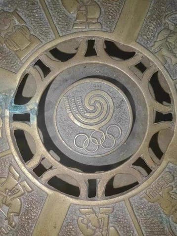 Olympische Spelen - Driepotige messing asbak met