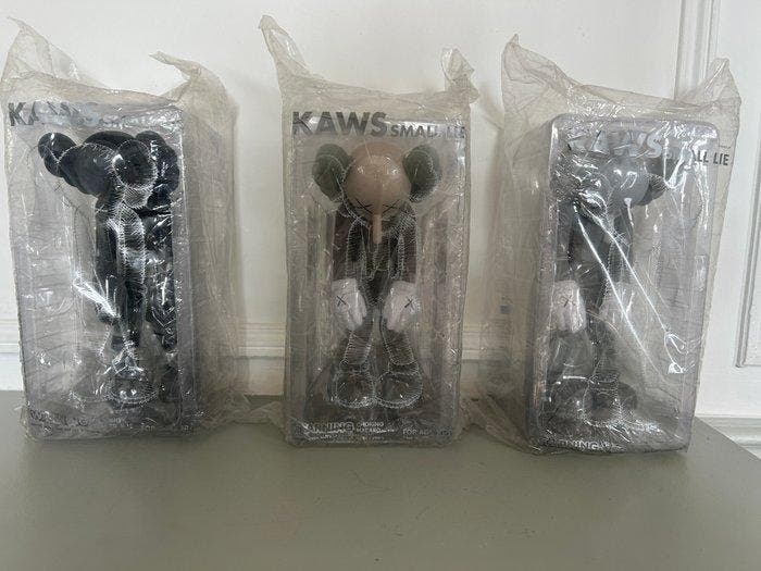 Kaws (1974) - Small Lie · Set, Antiquités & Art, Art | Objets design