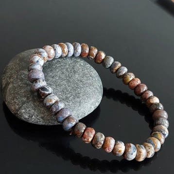 Armband van natuurlijke pietersiet. Stormmotieven in