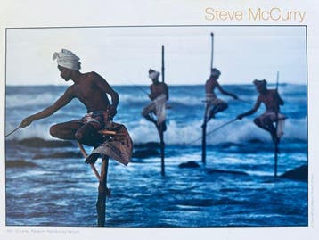 Steve McCurry - Pescatori sui trampoli. Sri Lanka, 1995, Antiek en Kunst