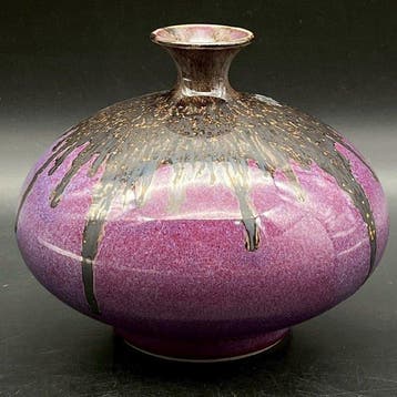 Vaas - Nabeshima-aardewerk met karmijnrood glazuur door