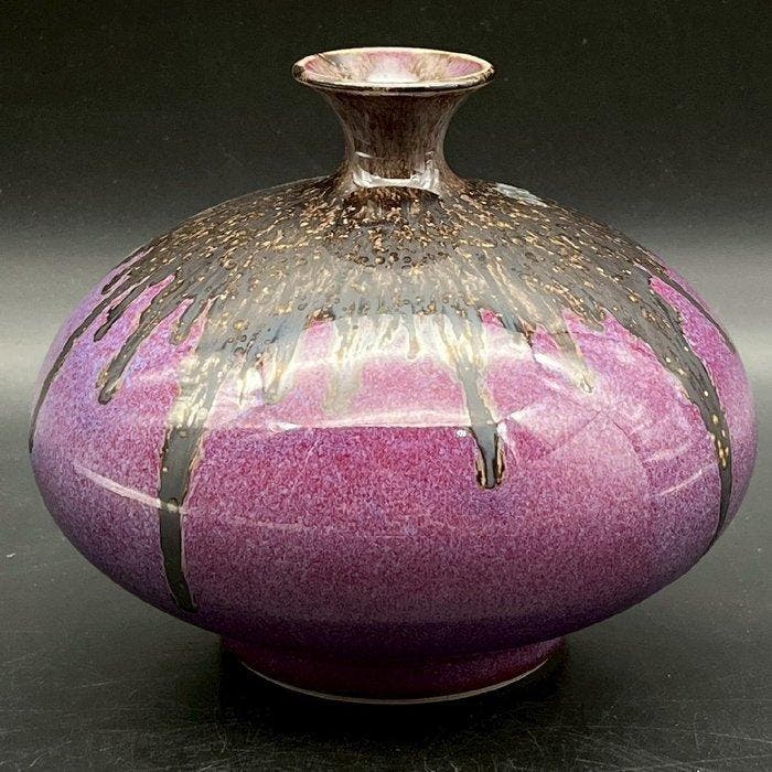 Vaas - Nabeshima-aardewerk met karmijnrood glazuur door, Antiek en Kunst, Antiek | Overige Antiek