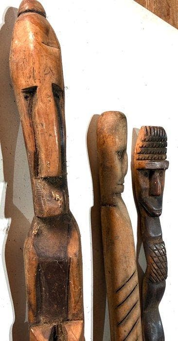 Set van drie houten gereedschappen voor de medicijnman -, Antiek en Kunst, Kunst | Niet-Westerse kunst