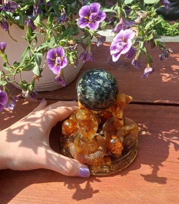 3 porte-sphères en ambre balte et cobra venimeux, et sphère