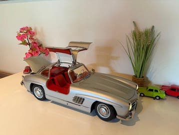 Agora 1:8 - Modelauto - Mercedes-Benz 300 SL, Hobby en Vrije tijd, Nieuw