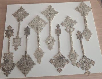 Verzameling van 9 Ethiopisch-orthodoxe kruisen - Metaal -, Antiek en Kunst