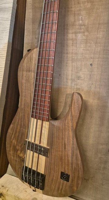 J&A - - 5-snarige elektrische basgitaar - Onbekend - 2025, Muziek en Instrumenten, Nieuw