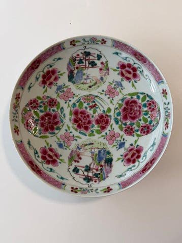 Bord - schaal - Zacht porcelein - Een famille rose schaal