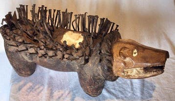 EXCEPTIONELE STATUE NKISI NKONDI BEKLEEDE – RD Congo