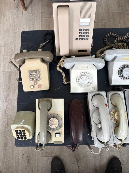 Téléphone analogique - Plastique - Collection de 19, Antiquités & Art, Art | Objets design