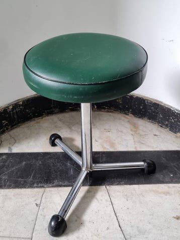 Vintage Dreibein-Hocker – Arzthocker – Chrom und Kunstleder, Antiek en Kunst