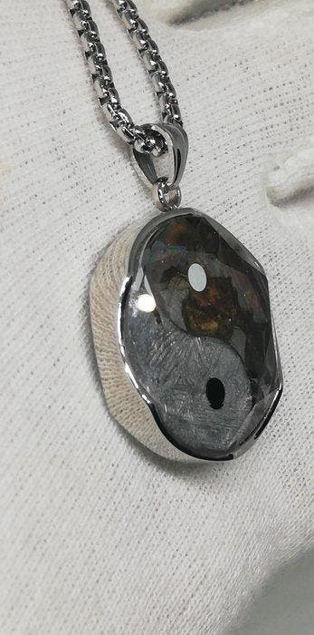 Pendentif météorite Brenham. Muonionalusta. YING YANG
