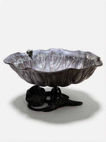 Een fraaie Japanse bronzen suiban (Ikebana-vas) in de vorm