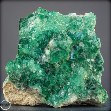 Agrégat unique de fluorite – Beauté cristalline en vert