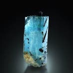 Topkleur BERYL variëteit AQUAMARINE kristal met TOERMALIJN