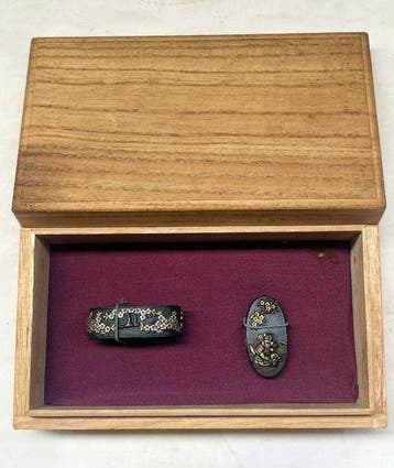 shoten samurai onder ume-bloemboom motief fuchi kashira-set, Antiquités & Art