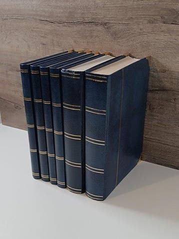 Accessoires - 6 albums de timbres avec des coins en cuivre