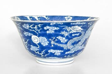 Een grote Chinese blauwe en witte kom met draken en