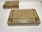 Deux magnifiques boîtes en micromosaïque polychrome de style, Antiquités & Art
